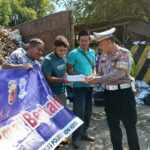 Sat Lantas Polres Cirebon Kota Bagikan Nasi Kotak Kepada Masyarakat