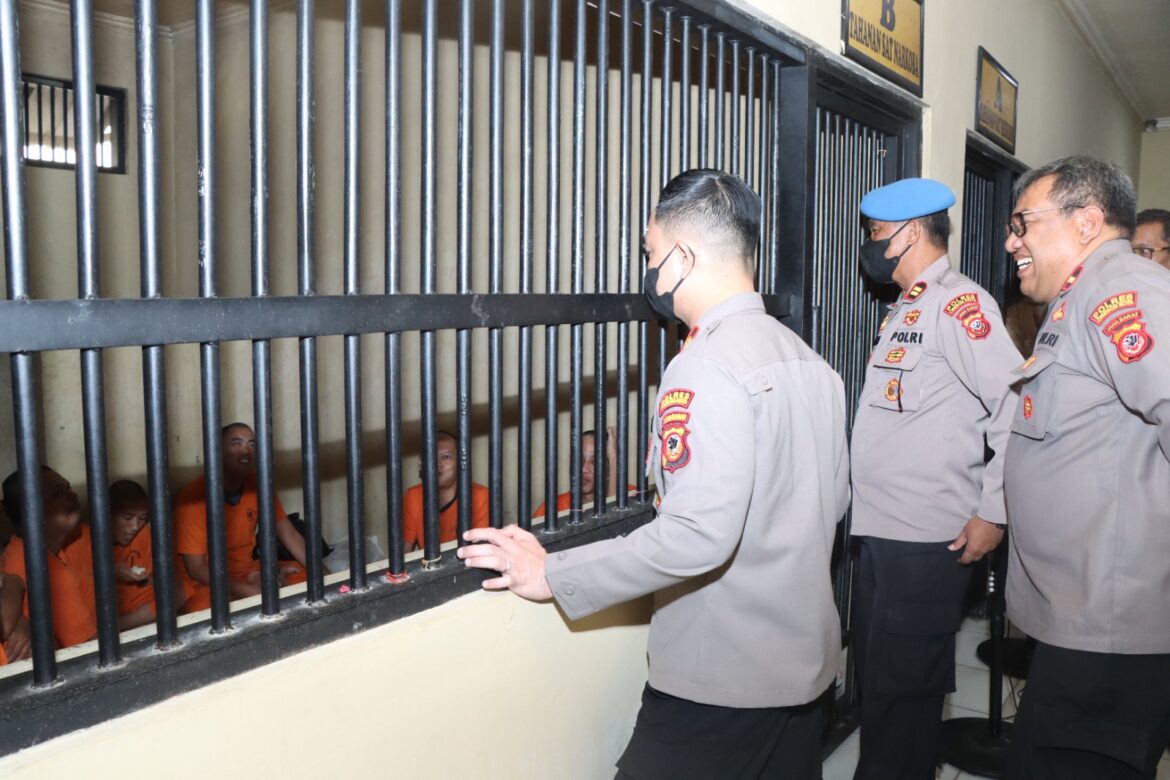 Wakapolres Cirebon Kota Melakukan Pengecekan Langsung Kondisi Ruang Tahanan