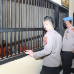 Wakapolres Cirebon Kota Melakukan Pengecekan Langsung Kondisi Ruang Tahanan