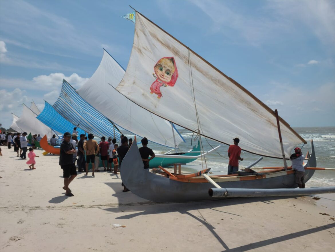 PT Timah Tbk Dukung Kemajuan Pariwisata Pantai Serdang Melalui Festival Kater Berlayar