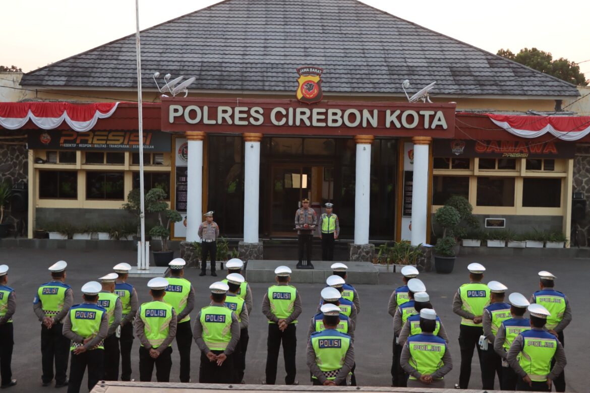 Kapolres Cirebon Kota Ajak Disiplin Anggota saat Pimpin Apel Pagi Sat Lantas