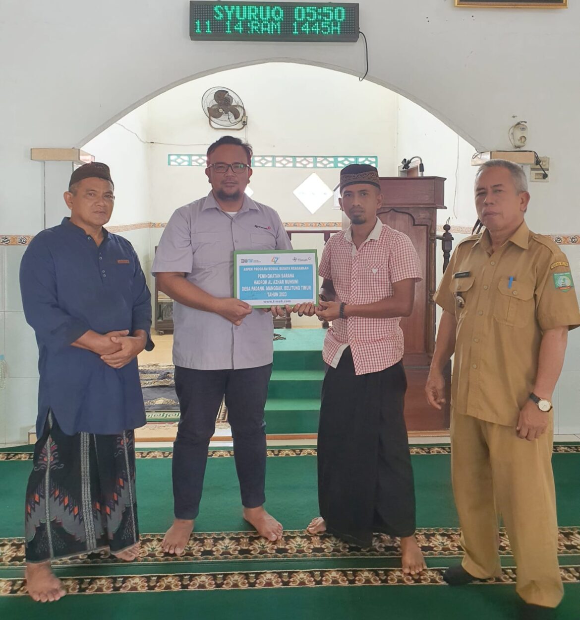 PT Timah Tbk Berikan Bantuan Kepada Kelompok Hadrah Desa Padang