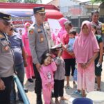 Bentuk Kepedulian, Polres Cirebon Kota Bagikan Air Bersih Kepada Masyarakat