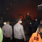 Polres Cirebon Kota Bantu Padamkan Kebakaran Lahan TPA Kopi Luhur