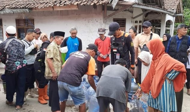 Atasi Krisis Air Bersih, BPBD Kab Sukabumi dan Perumdam TJM Salurkan 10 Ribu Liter Air Bersih di Nagrak