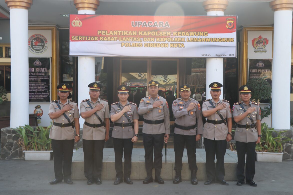 Kapolres Cirebon Kota Pimpin Pelantikan Kapolsek Kedawung dan Sertijab Kasat Lantas serta Kapolsek Lemahwungkuk