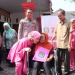Kapolres Cirebon Kota dan Ketua Bhayangkari Serahkan Kursi Roda Kepada Ibu Kadmi