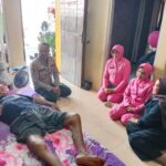 Wujud kedulian Kapolsek KPC Bersama Bhayangkari Besuk Purnawirawan POLRI Yang Sakit