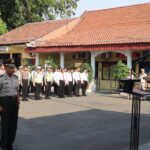 Kapolres Cirebon Kota Pimpin Upacara Korps Raport Kenaikan Pangkat Pengabdian Personil Polsek Gunungjati