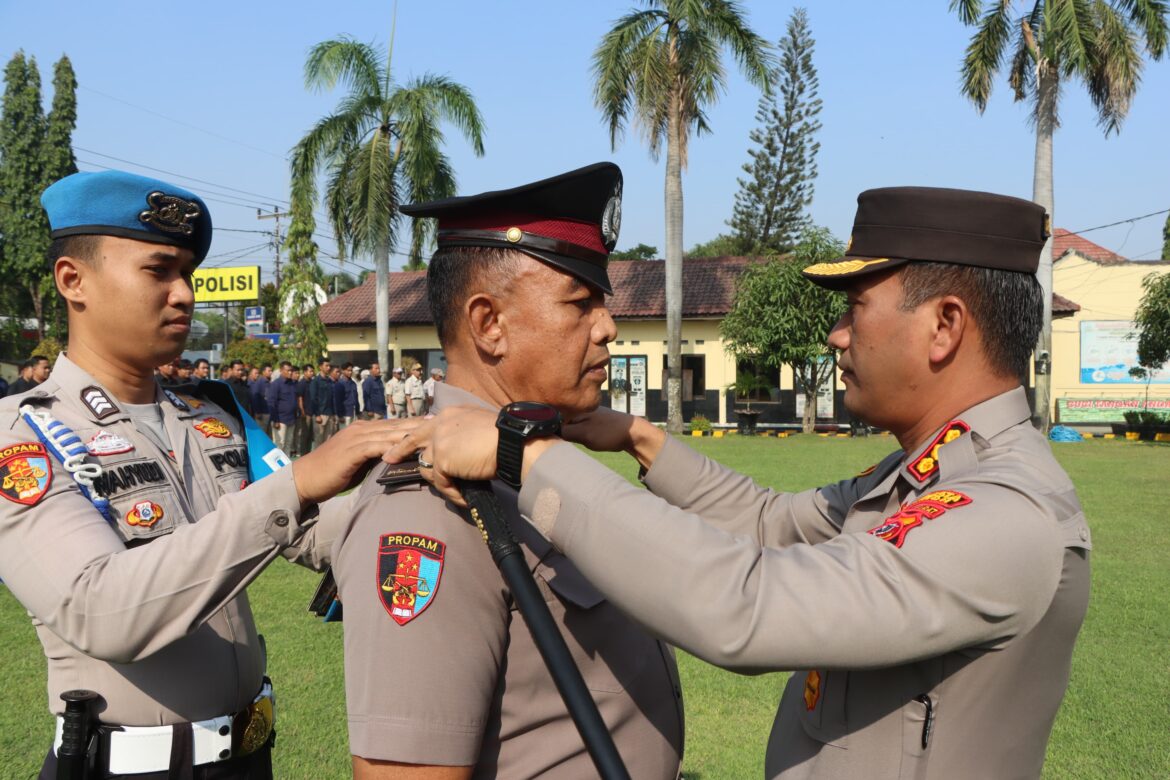 Tiga Personel Polresta Cirebon Mendapat Kenaikan Pangkat Pengabdian