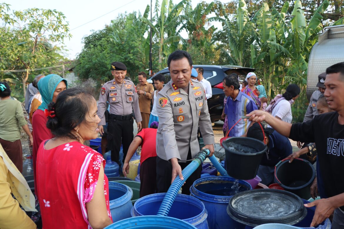 Dalam Rangka HUT Humas Polri Ke-72, Polres Cirebon Kota Kembali Salurkan Air Bersih Kepada Masyarakat