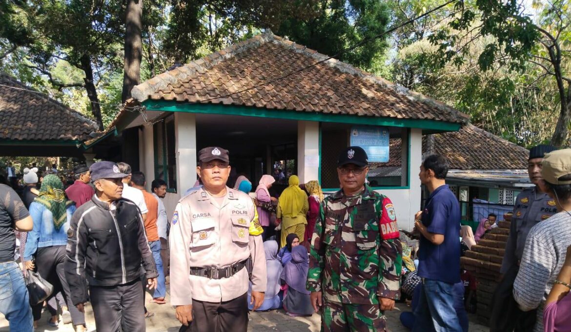 Pantau kamtbmas Bhabinkamtibmas Mertasinga polsek Gunung jati Polres Cirebon Kota monitoring obyek wisata religi