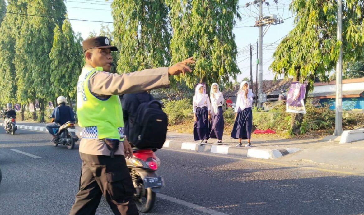 Urai kemacetan Polsek Gunung Jati Polres Cirebon kota giat Gatur pagi