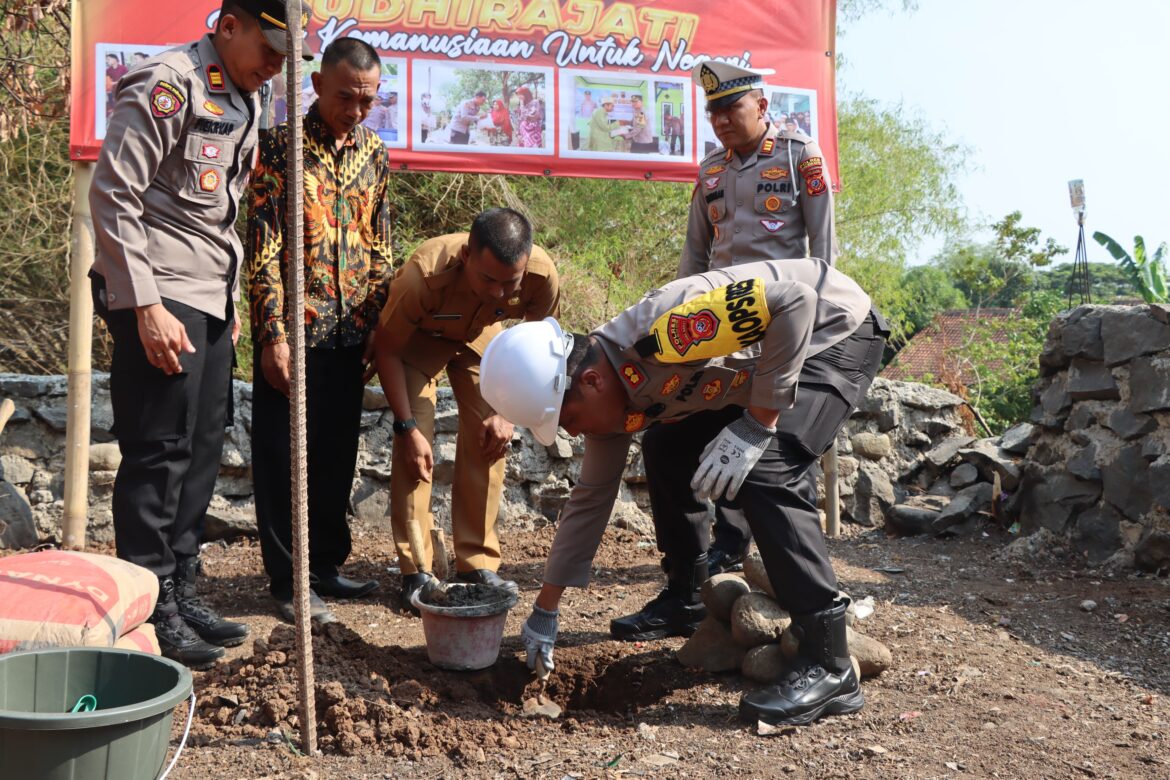 Kapolres Cirebon Kota Letakkan Batu Pertama Pembuatan Sumur Bor di Argasunya