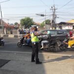 Sebar personil Polsek Kedawung polres Cirebon kota gatur pagi urai kemacetan