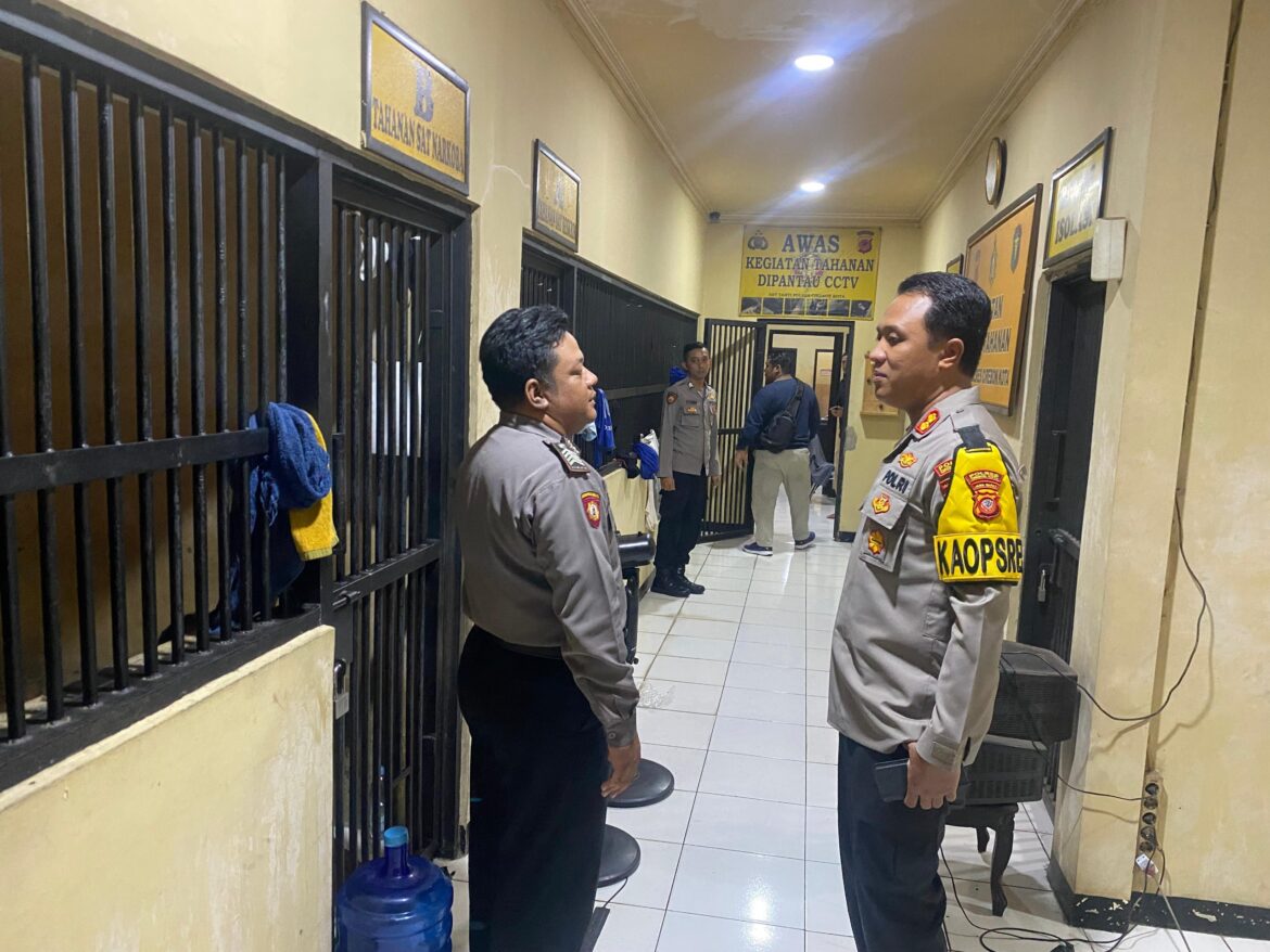 Pastikan Kesiapsiagaan Personil, Kapolres Cirebon Kota Cek Piket Jaga Tahanan