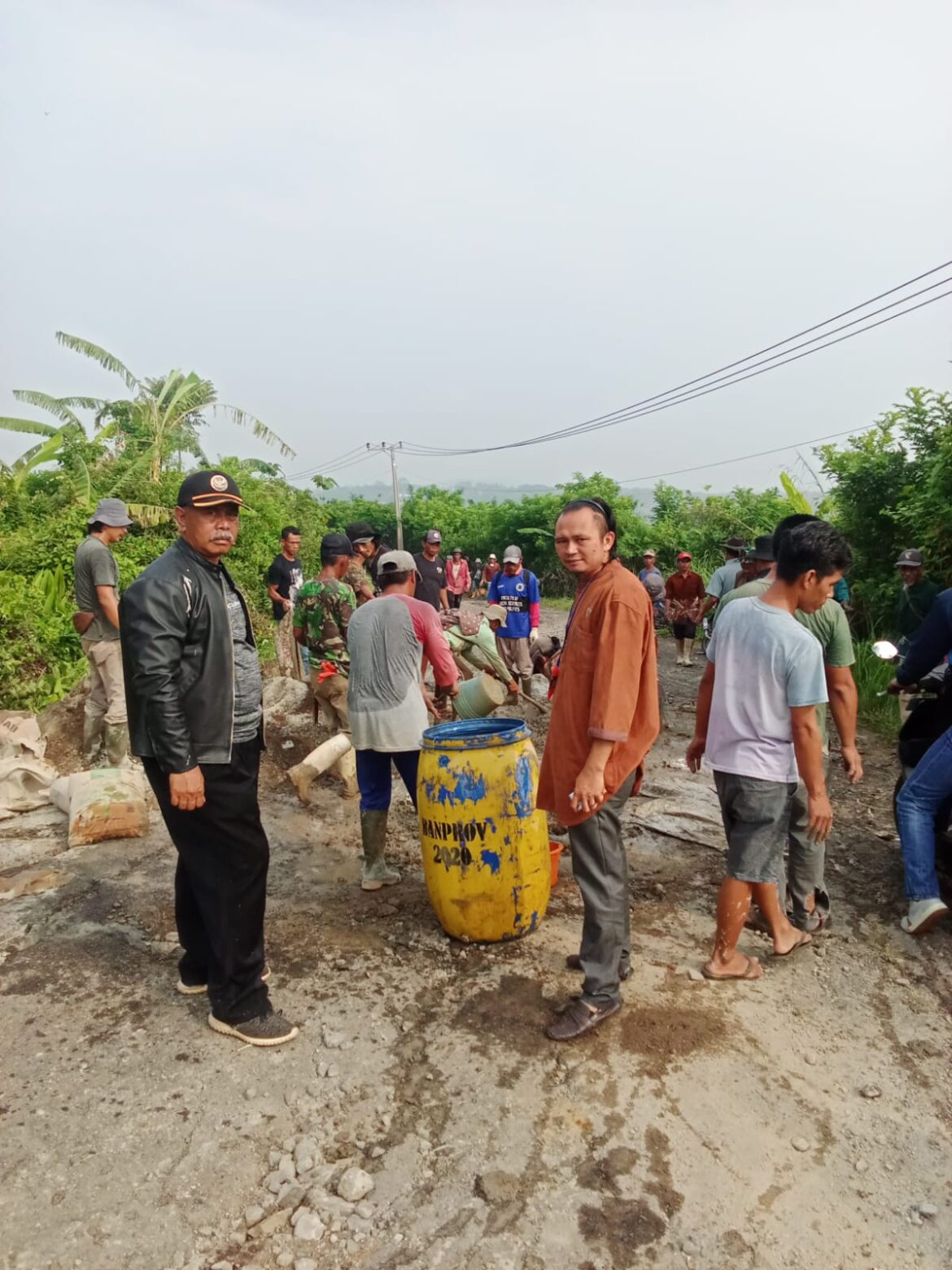 Warga Masyarakat Desa Margaluyu Kecamatan Kiarapedas Kabupaten Purwakarta Bergotong Royong Melakukan Perbaikan Jalan