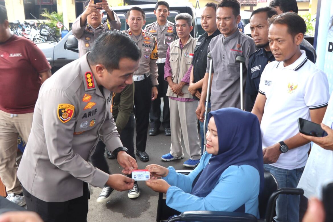 Polresta Cirebon Berikan SIM D Gratis ke Penyandang Difabel