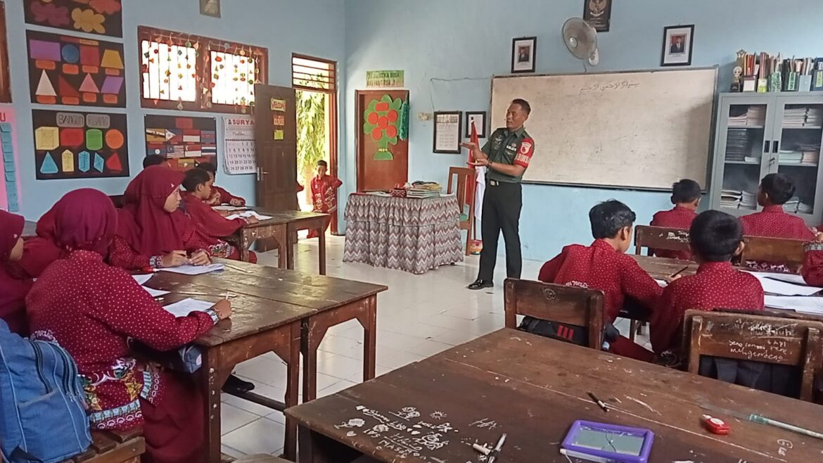 Babinsa Koramil 0815/14 Dlanggu Masuk Sekolah Beri Edukasi Pengenalan Pancasila