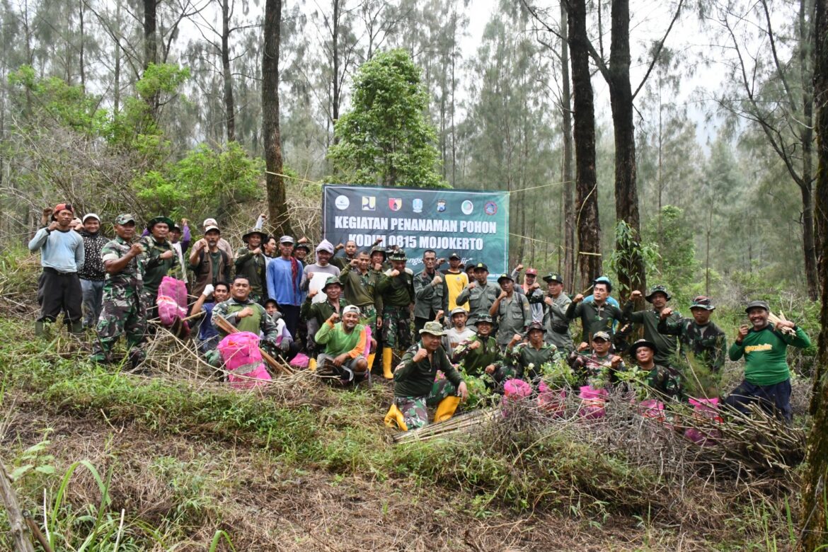 Cegah Bencana & Jaga Ekosistem, Kodim Mojokerto Bareng Stakeholder Tanam 1.500 Pohon