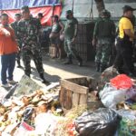 Cegah Wabah Penyakit, Koramil 0815/19 Magersari Gelar Karya Bakti Bersihkan Sampah Pasar Tanjung Anyar