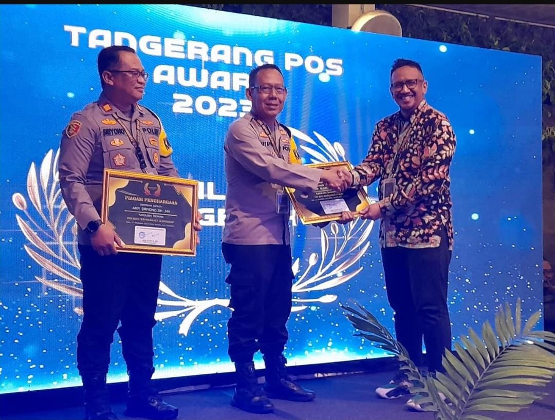 Kapolsek Sepatan & Kapolsek Tangerang Mendapatkan Penghargaan Di Acara Tangerangpos Award 2023