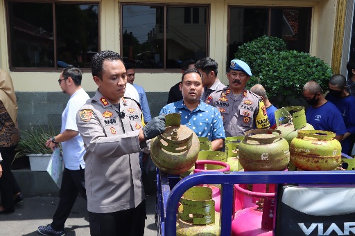 Polres Cirebon Kota Tangkap Tiga Pelaku Pengoplosan Gas Subsidi ke Tabung Gas Non Subsidi