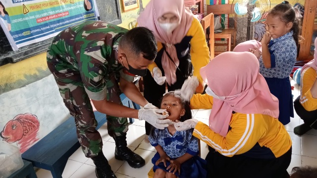 Pekan Imunisasi Nasional, Babinsa Koramil 0815/06 Kemlagi Berpartisipasi Aktif Berikan Vaksinasi Polio