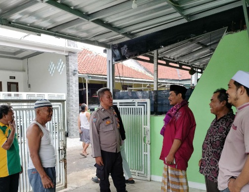 Sambang patroli Bhabinkamtibmas Kalijaga Polsek seltim Polres Cirebon Kota ajak warga Pemilu damai