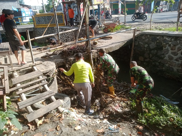 Cegah Banjir Musim Penghujan, Koramil 0815/07 Jetis Bersihkan Material Sampah Saluran Air