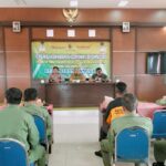 Babinsa Koramil 0815/14 Dlanggu Dampingi Petugas PPL Periksa Kesehatan Hewan Ternak