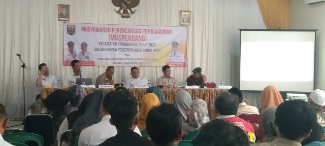 Anggota DPRD Kabupaten Sukabumi Bapak Teddy Setiadi,beserta Camat Parungkuda menandatangani hasil Musrenbangdes