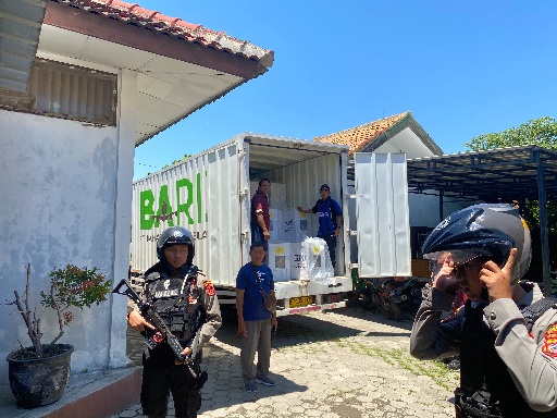 Polres Cirebon Kota Lakukan Pengawalan dan Pengamanan Distribusi Logistik Pemilu dari Gudang KPU ke PPK