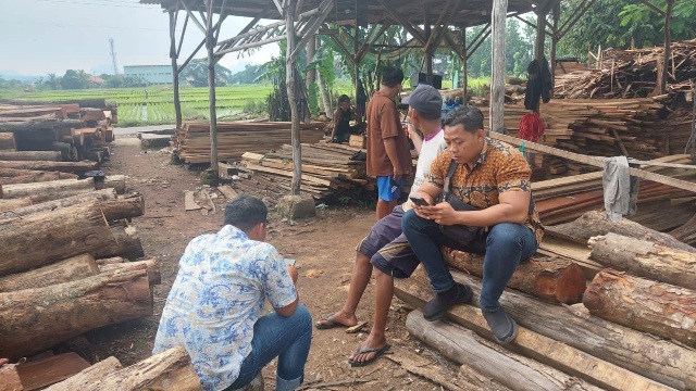 Tindak Lanjuti Aduan dari Jum’at Curhat, Polresta Cirebon Imbau Pabrik Kayu Perhatikan Kenyamanan Lingkungan