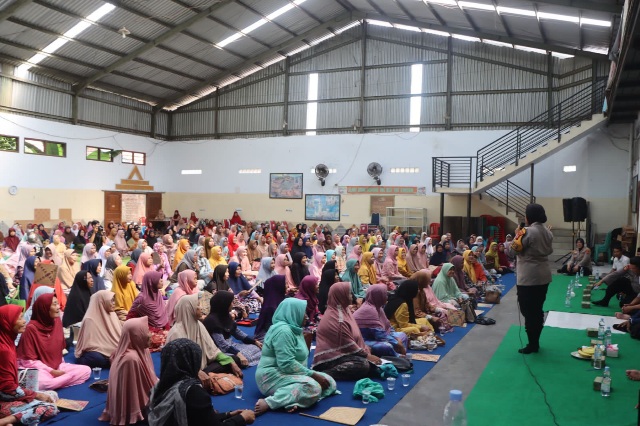 Jum’at Curhat, Kapolresta Cirebon Temui Ibu-Ibu di Desa Trusmi Kulon