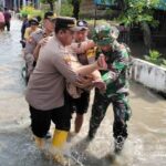 TNI - Polri - BPBD & Relawan Evakuasi Warga Terdampak Banjir Mojokerto