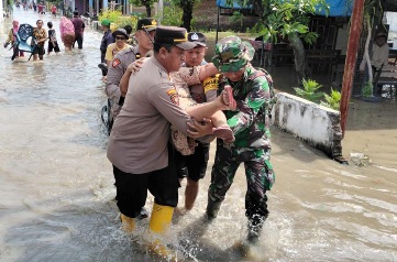 TNI – Polri – BPBD & Relawan Evakuasi Warga Terdampak Banjir Mojokerto
