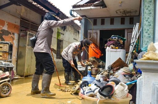 Polresta Cirebon Kerja Bakti Bantu Warga Bersihkan Lumpur Pasca Banjir