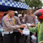 Jelang Buka Puasa, Satlantas Polres Cirebon Kota Bagi-bagi Takjil dan Nasi Kotak