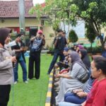 Ratusan Warga Antusias Padati Bazar Murah Ramadhan Polresta Cirebon