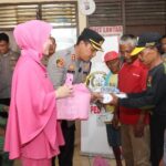 Bersama Ketua Bhayangkari Cabang, Kapolres Cirebon Kota Berbagi Baksos dan Takjil Kepada Masyarakat