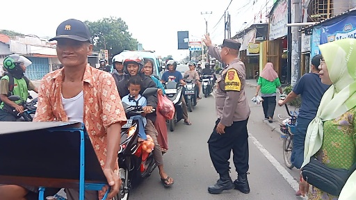 Pastikan aman,Bhabinkamtibmas Klayan, Polsek gunung jati Polres Cirebon Kota monitoring pembagian Takjil