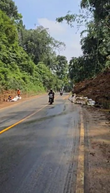 Upaya percepatan penanganan pembukaan akses jalan Sukabumi Bogor yang tertimbun lomgsor total kini sudah bisa di lalui