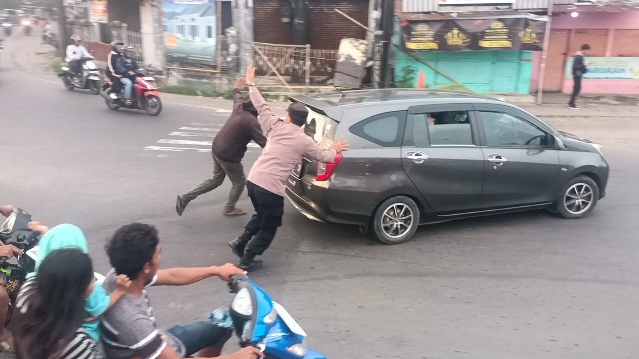 Aksi Sigap Personel Pos Pam Polresta Cirebon Bantu Mobil Pemudik Yang Mogok di Palimanan