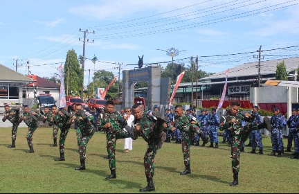 Personil PM Lanud H. AS Hanandjoeddin Unjuk Beladiri Selepas Upacara HUT Ke -78 TNI AU