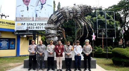 Kapolresta Cirebon Resmikan Monumen Udang dari Knalpot Yang Tidak Sesuai Spesifikasi Teknis