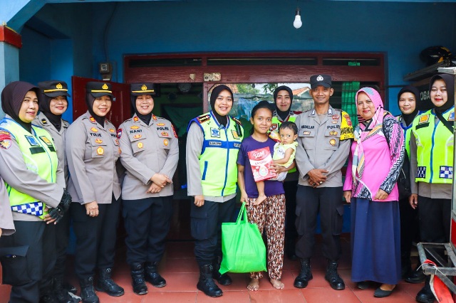 Kapolresta Cirebon Pimpin Patroli Roda Dua Berikan Bantuan Kepada Anak Asuh Stunting