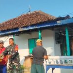 Babinsa Sumberkarang Bareng Warga Gotong Royong Renovasi Balai Dusun