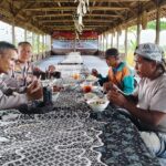 Dikira Akan Ditangkap Dua Pemulung Barang Bekas Diajak Makan Siang Bersama Kapolsek Talun Dikira Akan Ditangkap Dua Pemulung Barang Bekas Diajak Makan Siang Bersama Kapolsek Talun