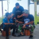 Pererat Silaturahmi, Anggota Satgas TMMD 121 Mojokerto Komsos Dengan Warga Pererat Silaturahmi, Anggota Satgas TMMD 121 Mojokerto Komsos Dengan Warga